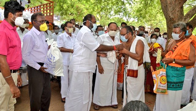 Minister Udhayakumar helps affected hygiene workers, temple priests, weavers near Madurai