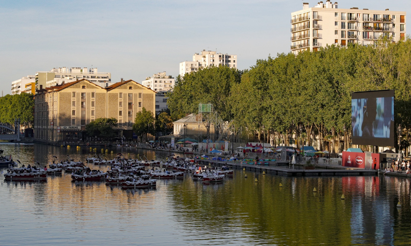 Movies by the Seine river has replaced cinema theatres amid COVID-19